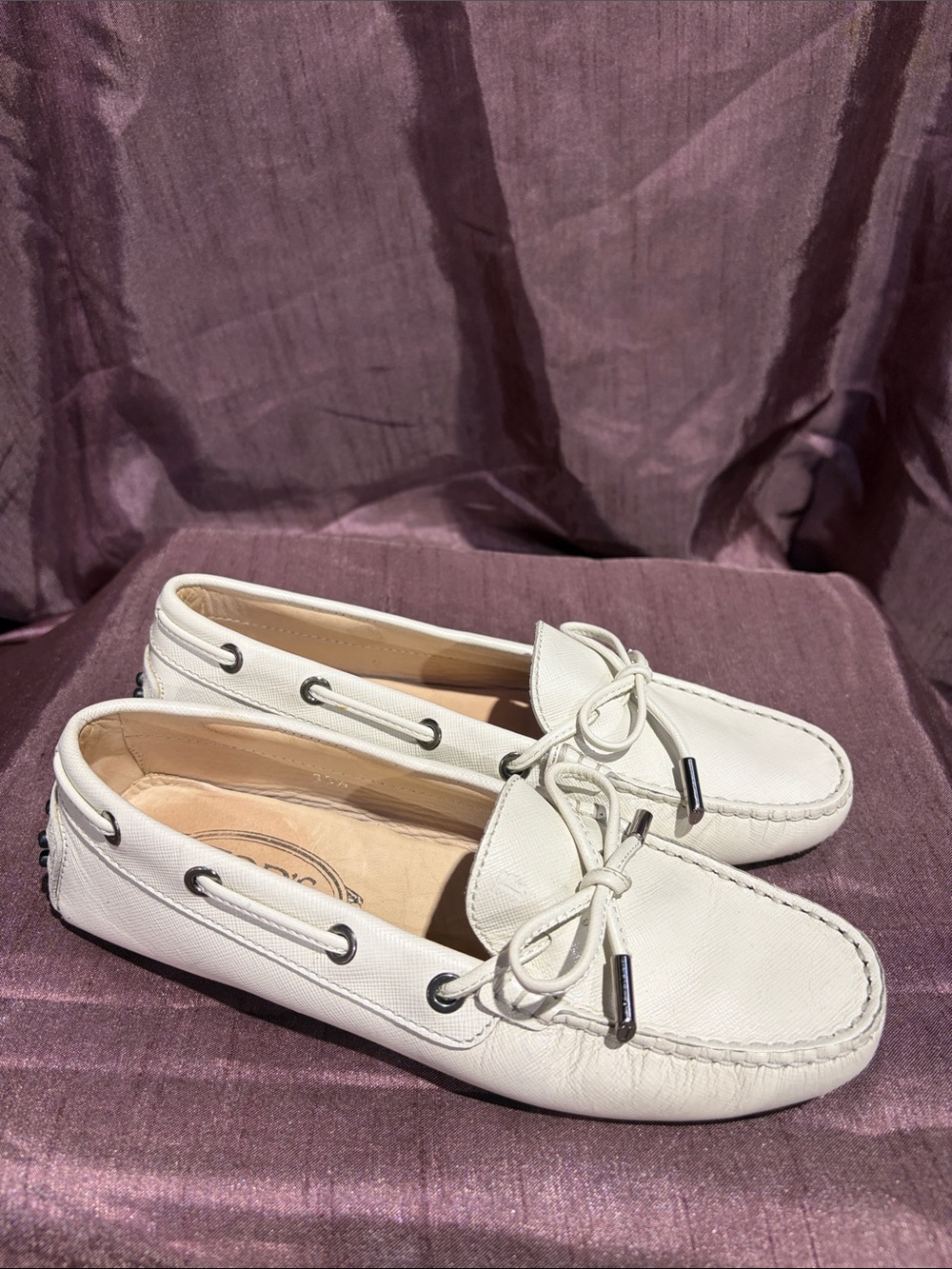 Tod's White Leather Driving Loafers with Bow Detail